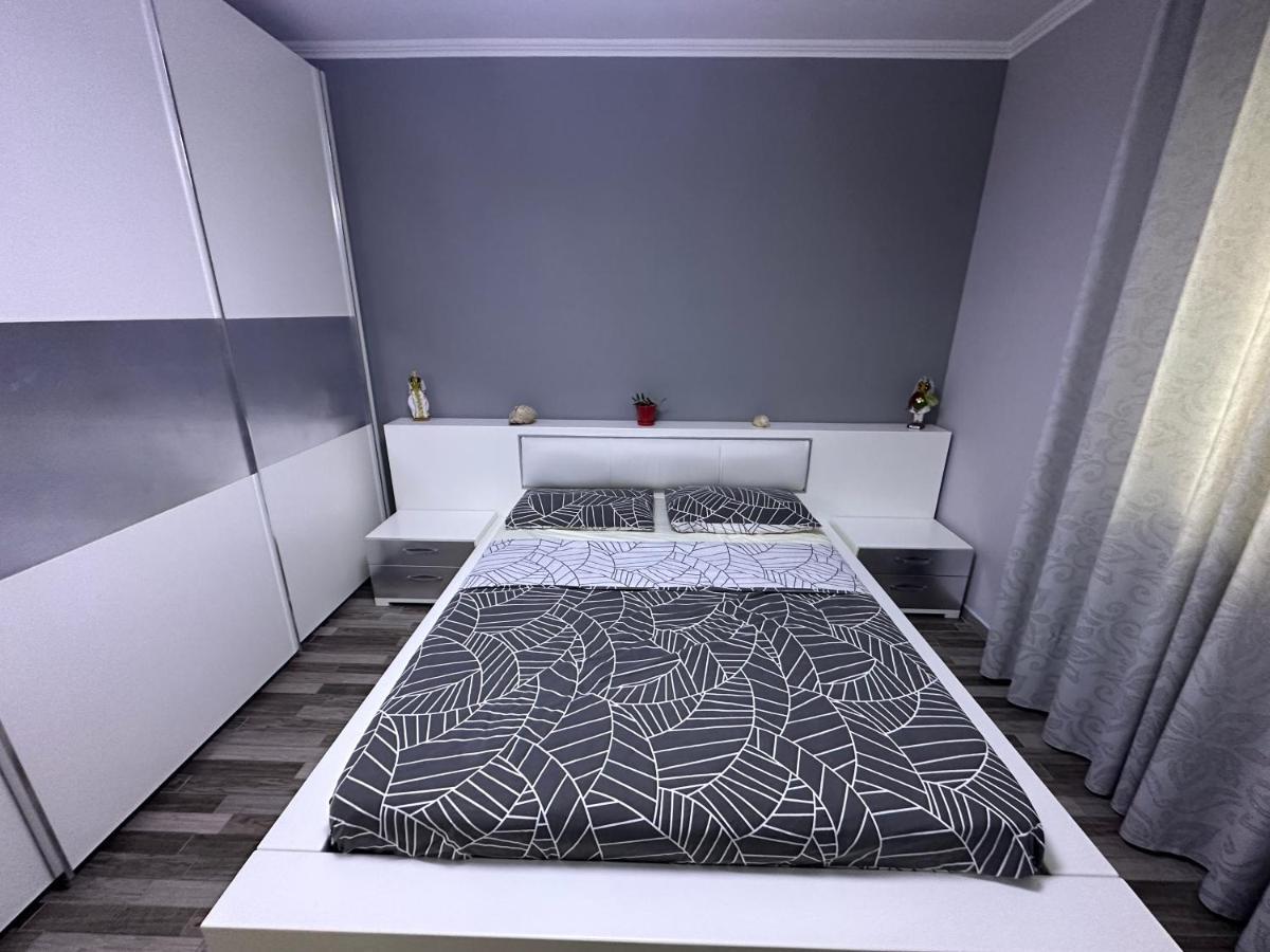 Dhoma Me Qera Ditore/javore Apartament Durrës